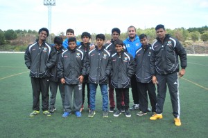 Jugadoes de una escuela de fútbol de la India aprenden cómo funciona la EDM