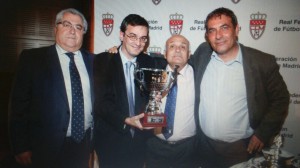 El presidente de la EDM y los vicepresidente recogen el trofeo del campeón de liga del Juvenil C