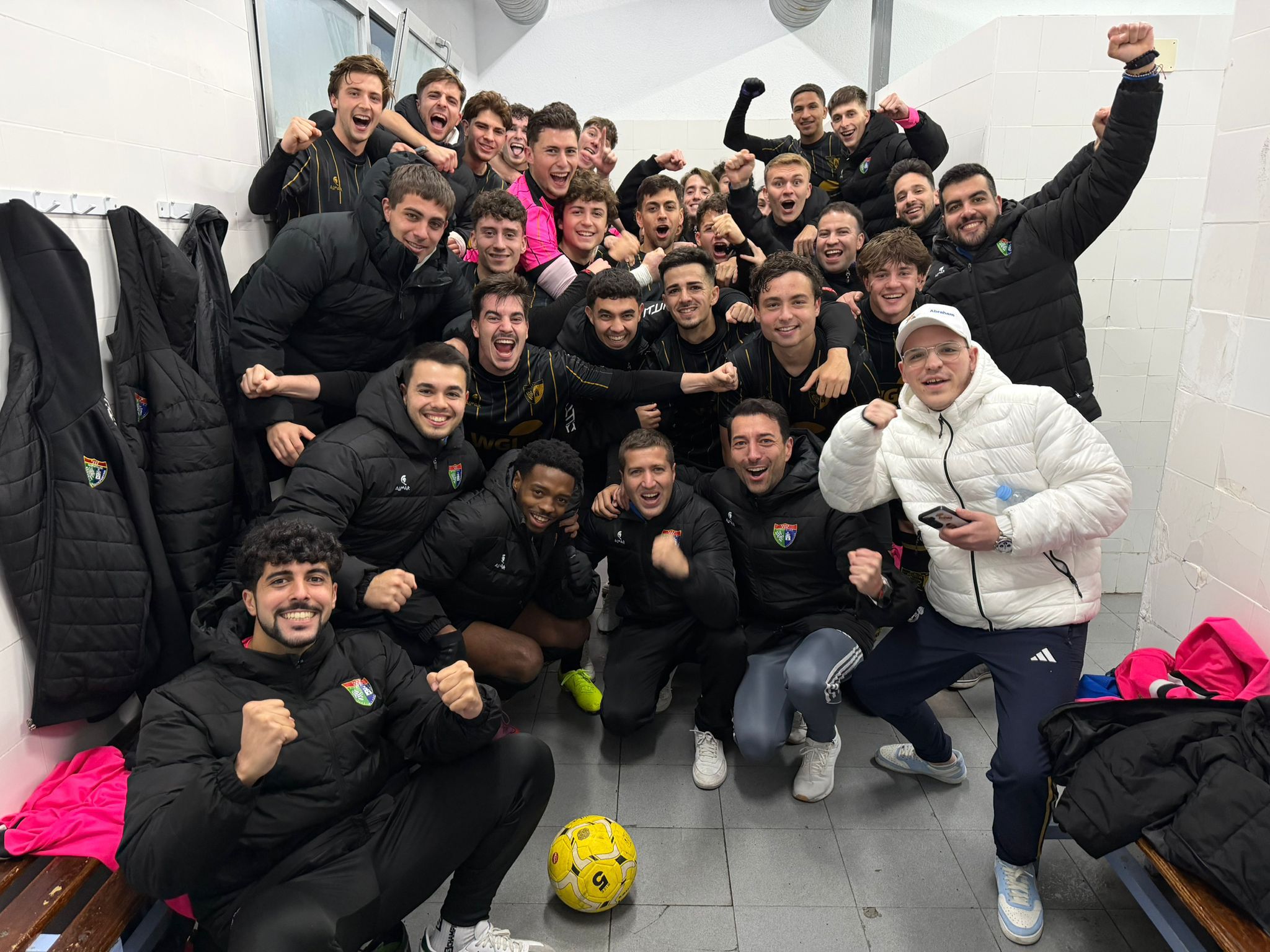 El Primer Equipo firma una gran victoria con una actuación sólida y efectiva