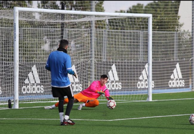 Rober en Valdebebas entrenando a un portero de la ED Moratalaz