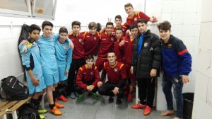 Cristian Redondo posa con los jugadores del Cadete D