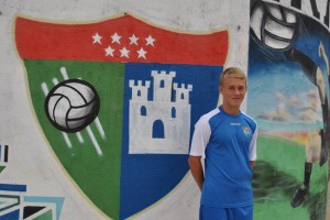 Oliver, ante el escudo de la EDM