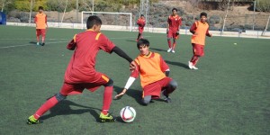 Jugadoes de una escuela de fútbol de la India aprenden cómo funciona la EDM