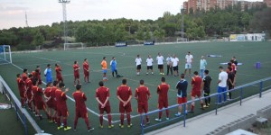 Miembros de la directiva dan la bienvenida a los jugadores del Aficionado A